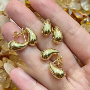 18k real saudi gold Stud Teardrop Earring 2.50  Grams